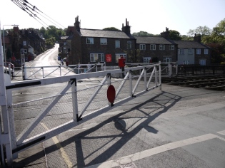 The level crossing closes